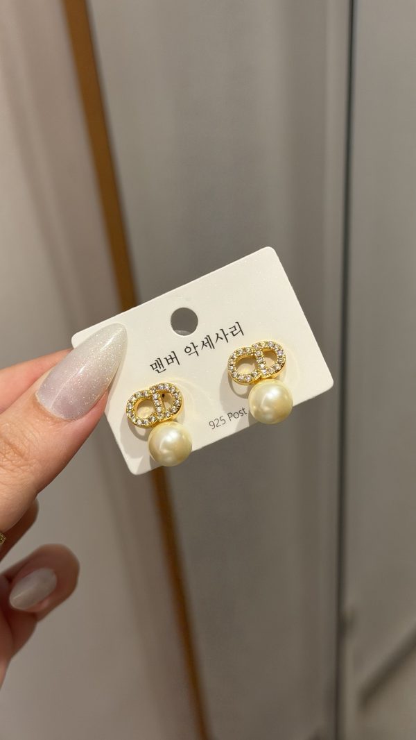 Boucle d’oreille cdior doré ✨