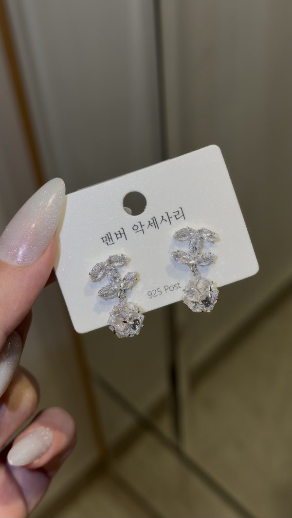 Boucle d’oreille chanel argenté 🤍