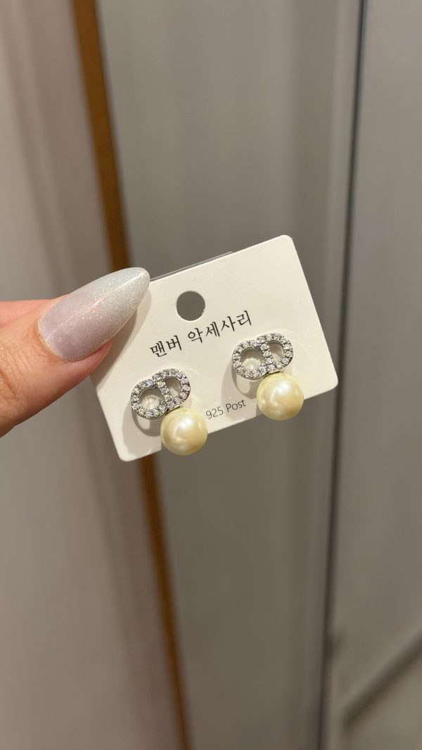 Boucle d’oreille cdior argenté 🤍