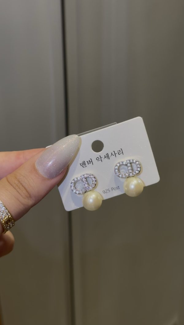 Boucle d’oreille cdior argenté 🤍